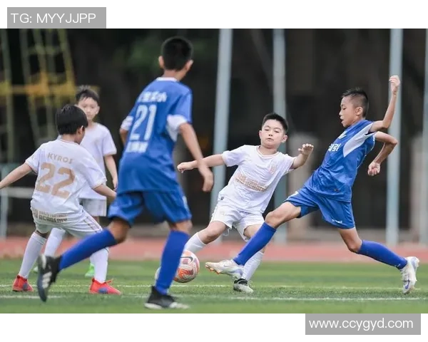 三位足球明星齐聚一堂,三种风格诠释足球魅力,展现男生独特个人特色 三位足球明星齐聚一堂,三种风格诠释足球魅力,展现男生独特个人特色