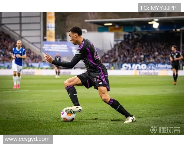 戴眼镜踢足球的球星们 展现非凡技艺与独特魅力