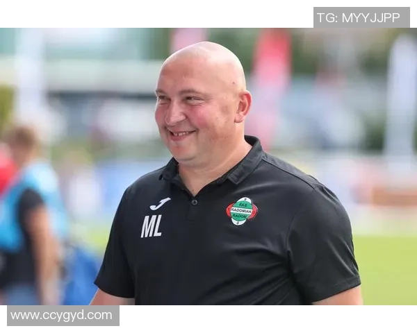 波兰足球传奇球星回顾：从卢布斯到莱万多夫斯基的辉煌历程